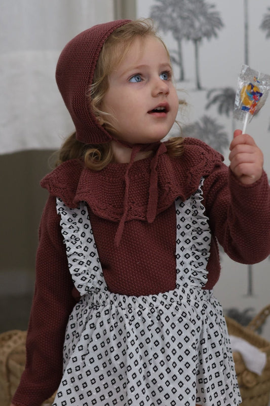 Niña con un jersey con un volante al cuelllo